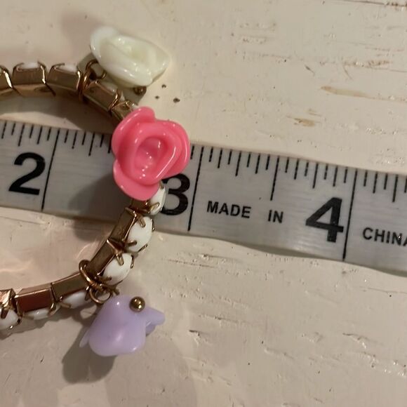 3” gold tone stretch bracelet w/faceted white links & 3 resin flower charms - Picture 9 of 10